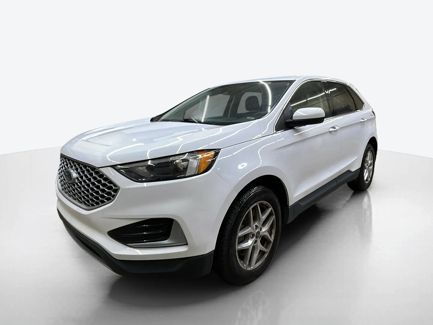 2023 Ford Edge — image 1 of 8