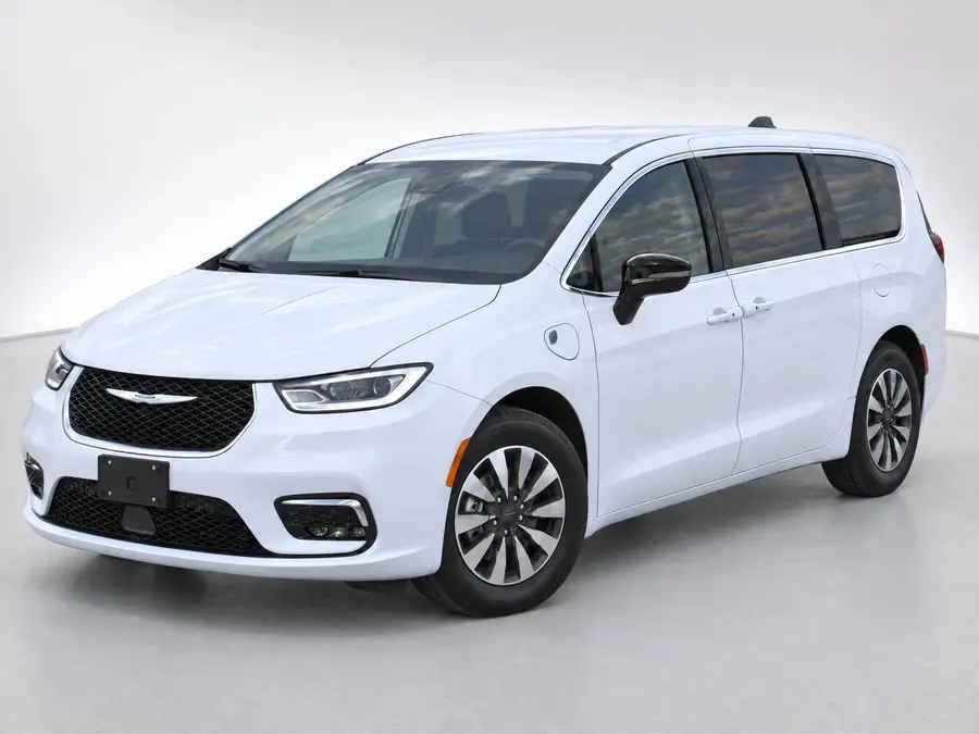 2024 Chrysler Pacifica — image 1 of 9