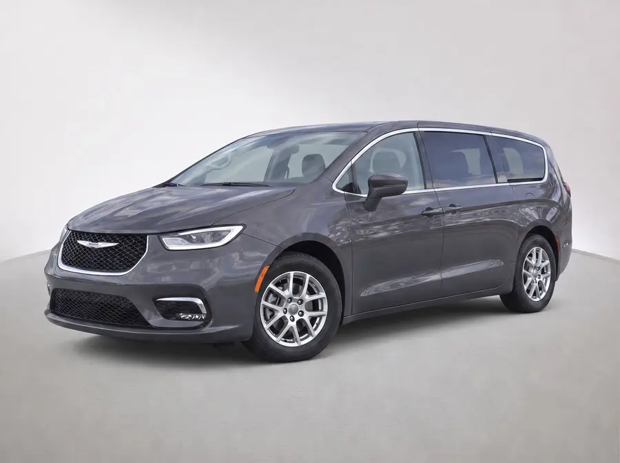 2023 Chrysler Pacifica — image 1 of 8