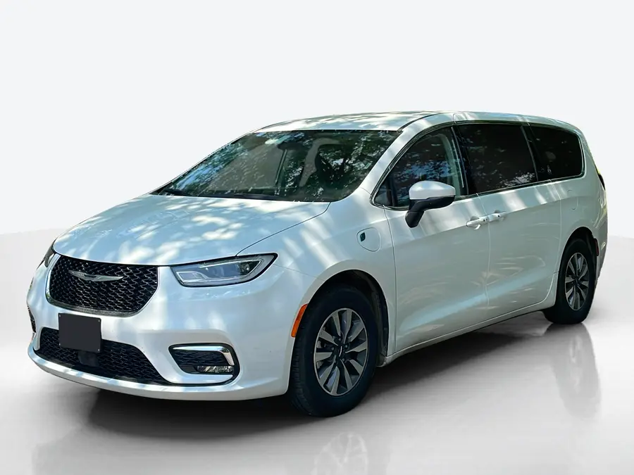 2023 Chrysler Pacifica — image 1 of 8