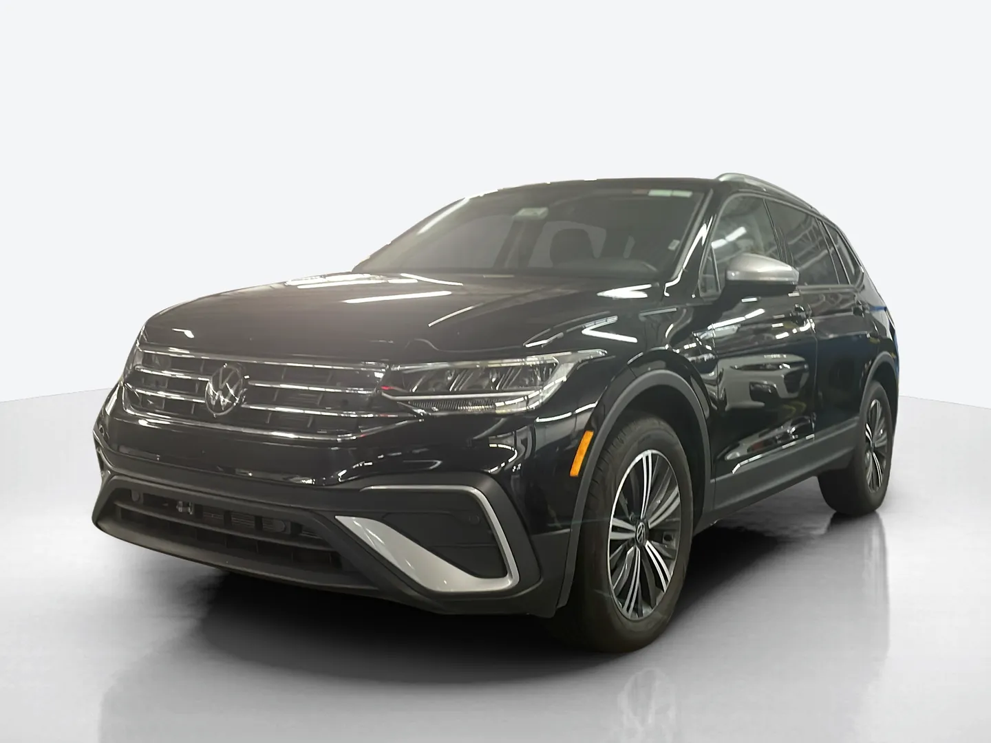 2024 Volkswagen Tiguan — image 1 of 8