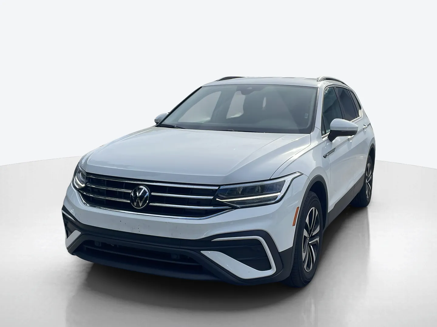 2024 Volkswagen Tiguan — image 1 of 6