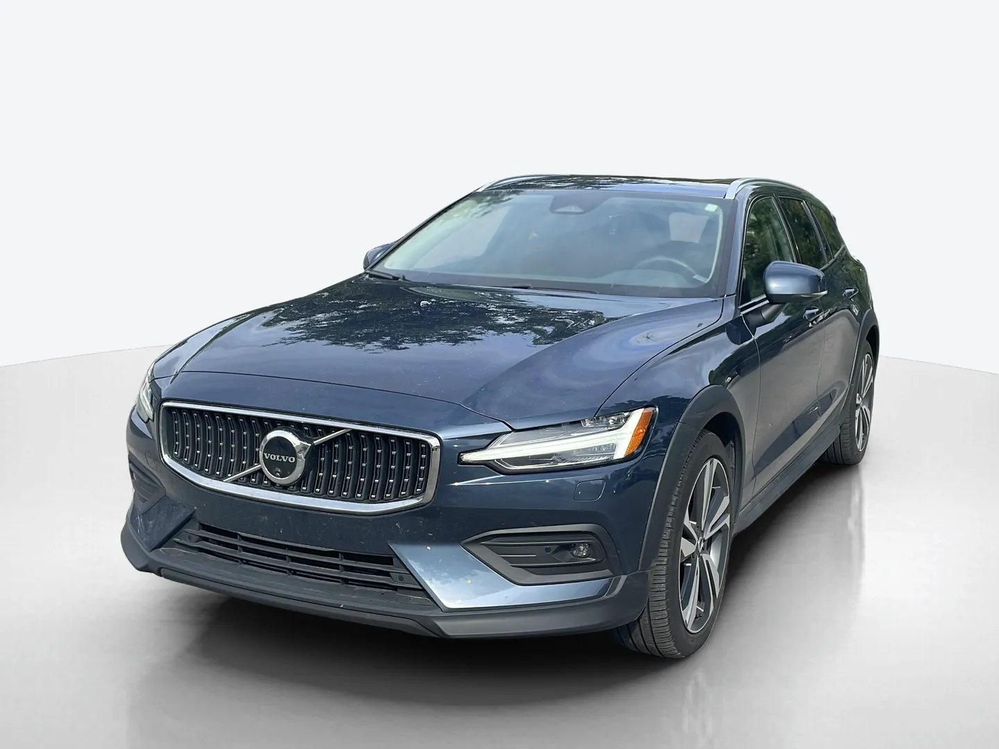 2025 Volvo V60 Cross Country — image 1 of 8