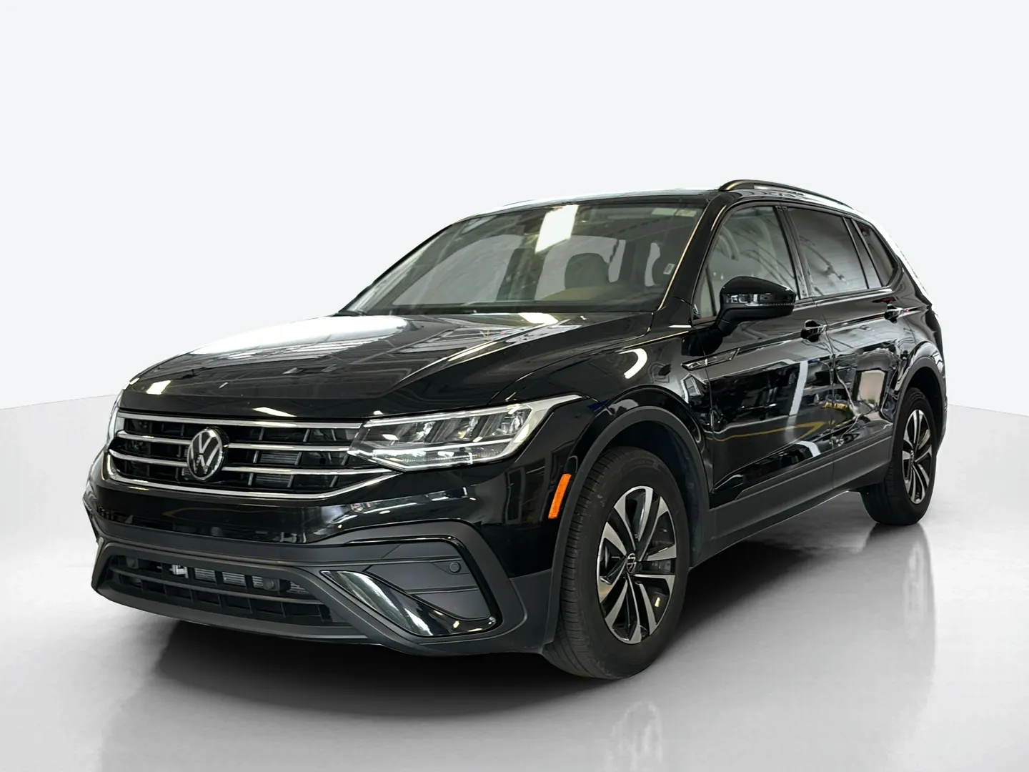 2024 Volkswagen Tiguan — image 1 of 8