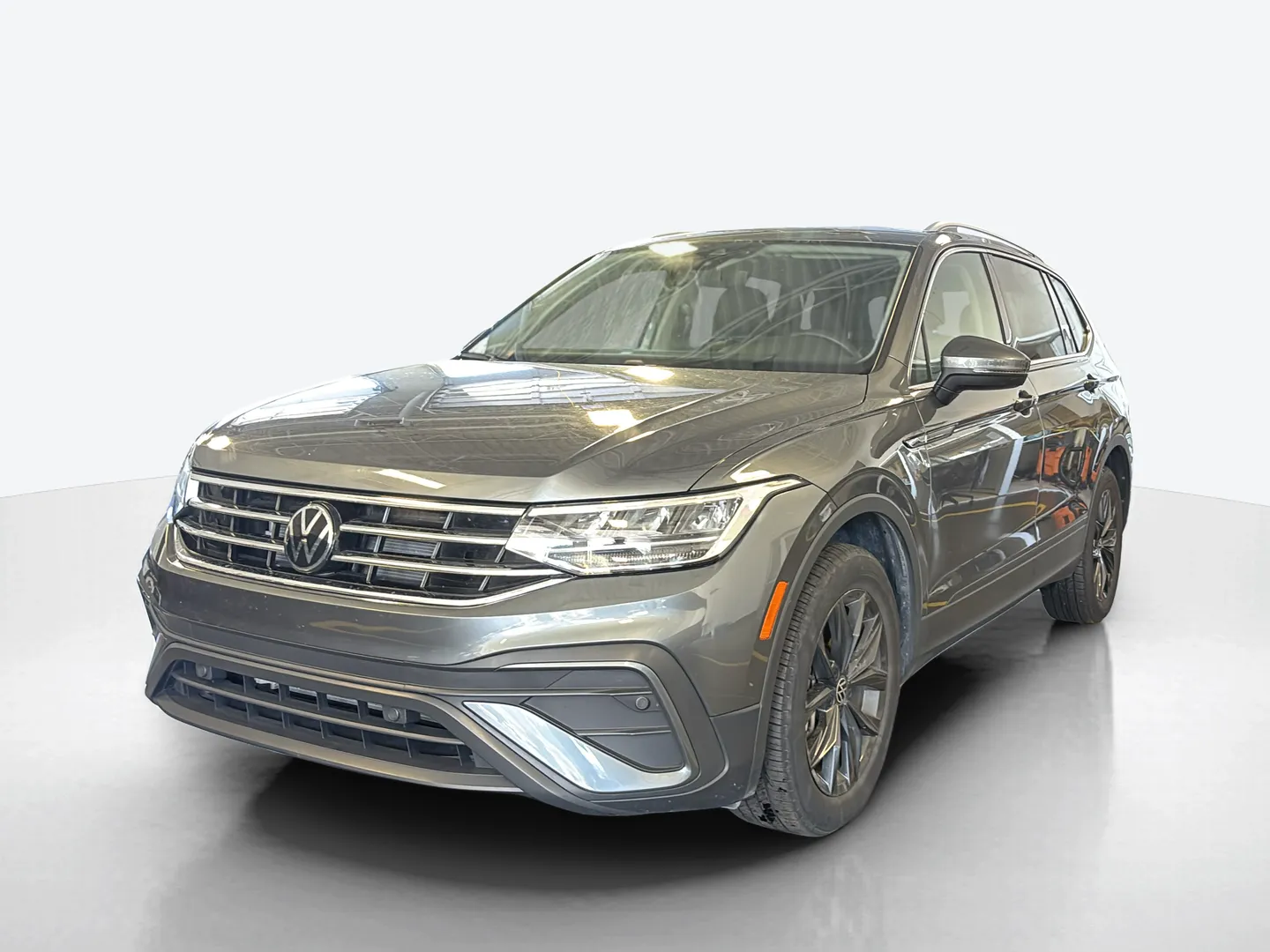 2024 Volkswagen Tiguan — image 1 of 8