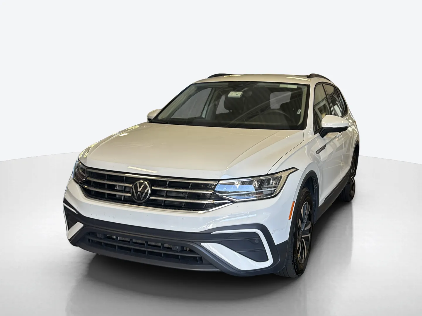 2024 Volkswagen Tiguan — image 1 of 8