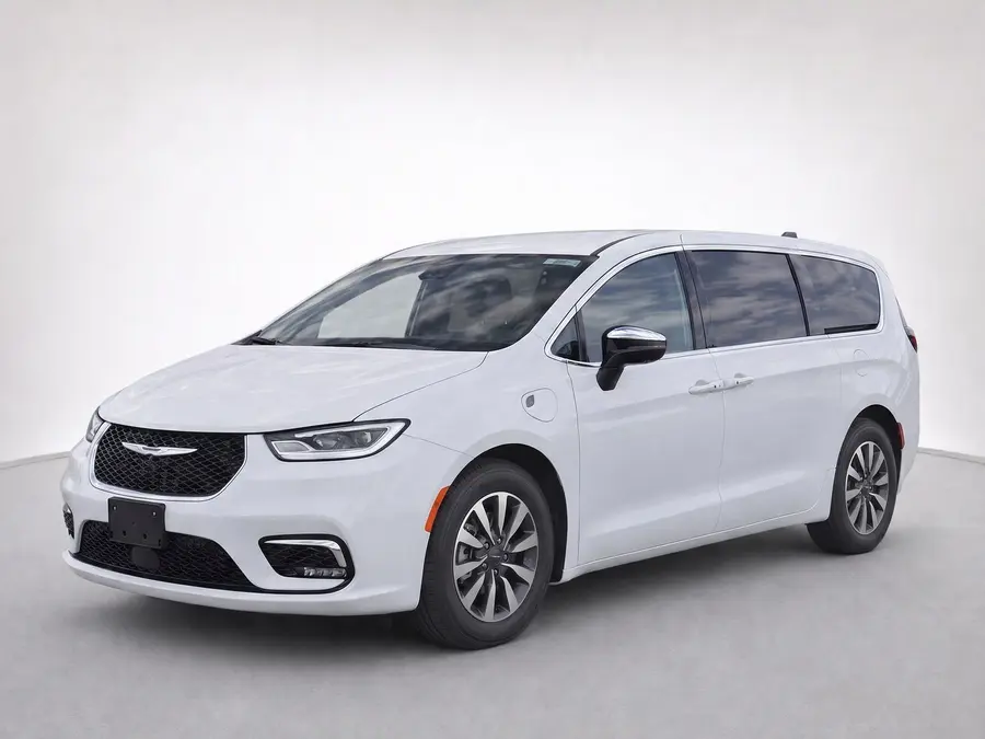 2025 Chrysler Pacifica — image 1 of 9