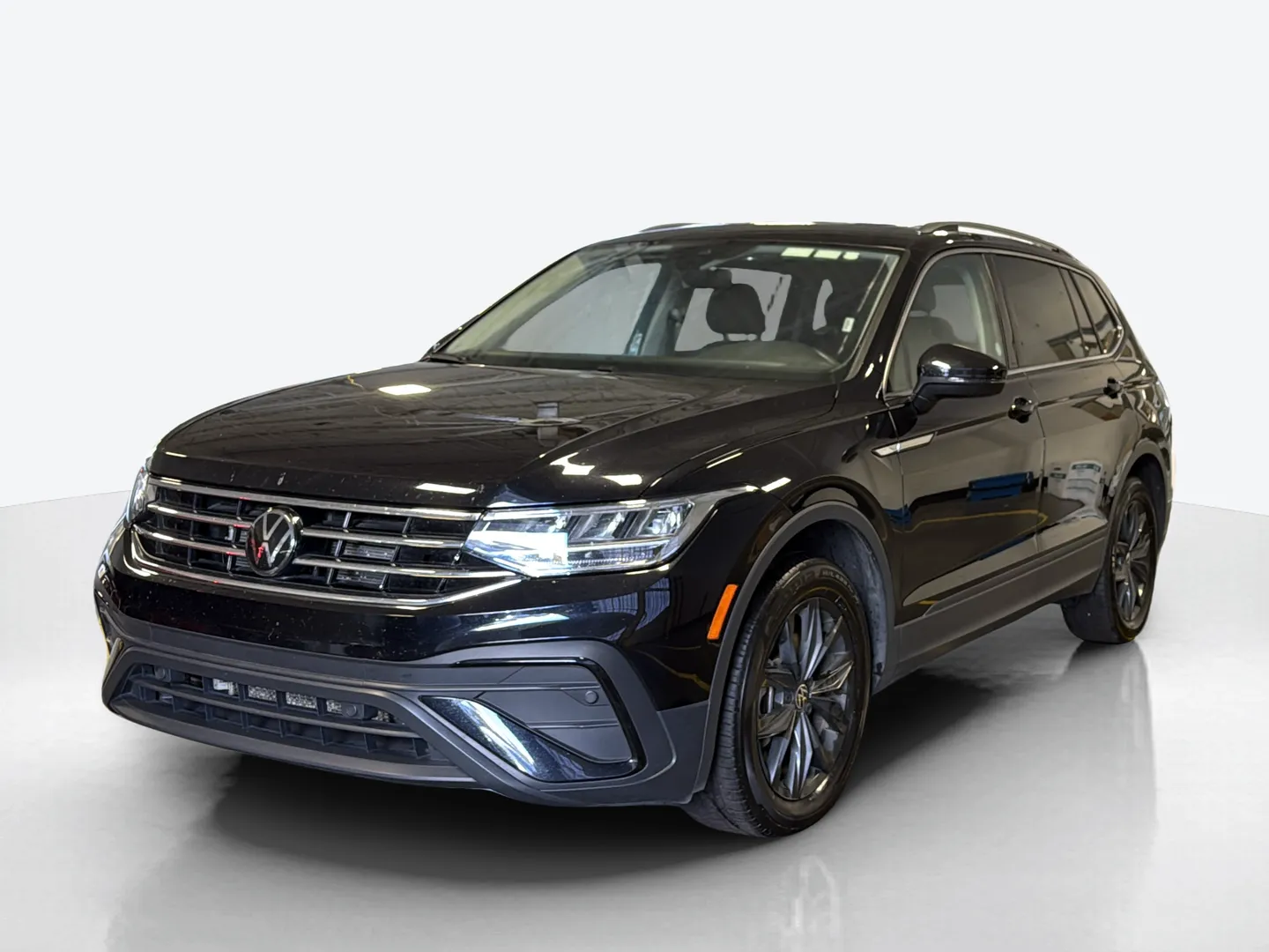 2024 Volkswagen Tiguan — image 1 of 8