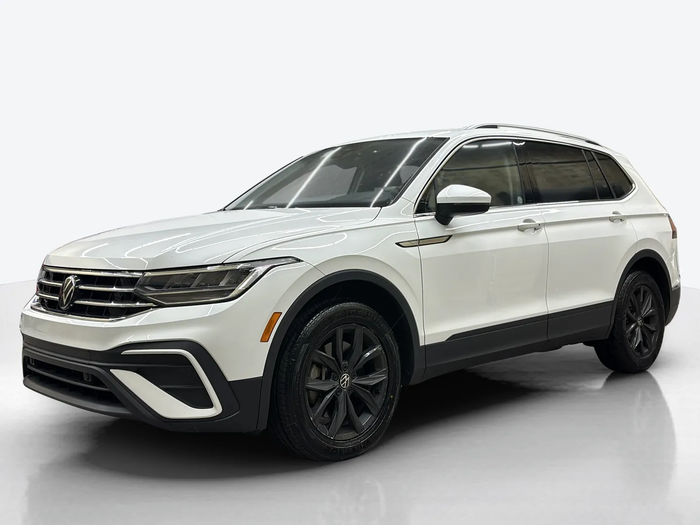 2024 Volkswagen Tiguan — image 1 of 8