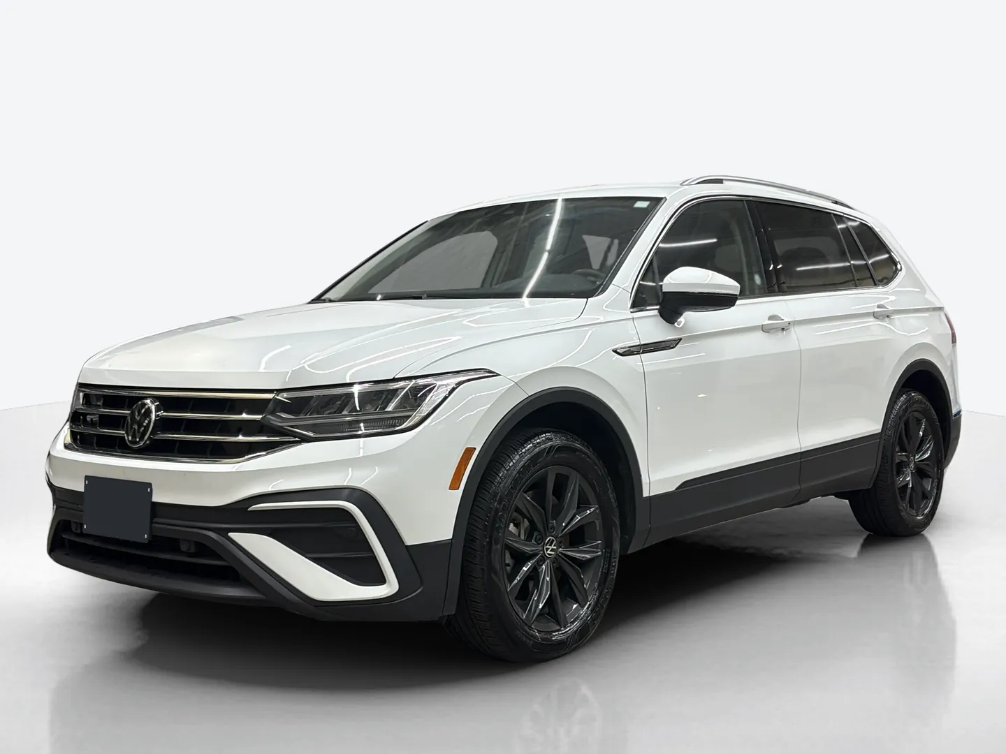 2024 Volkswagen Tiguan — image 1 of 8