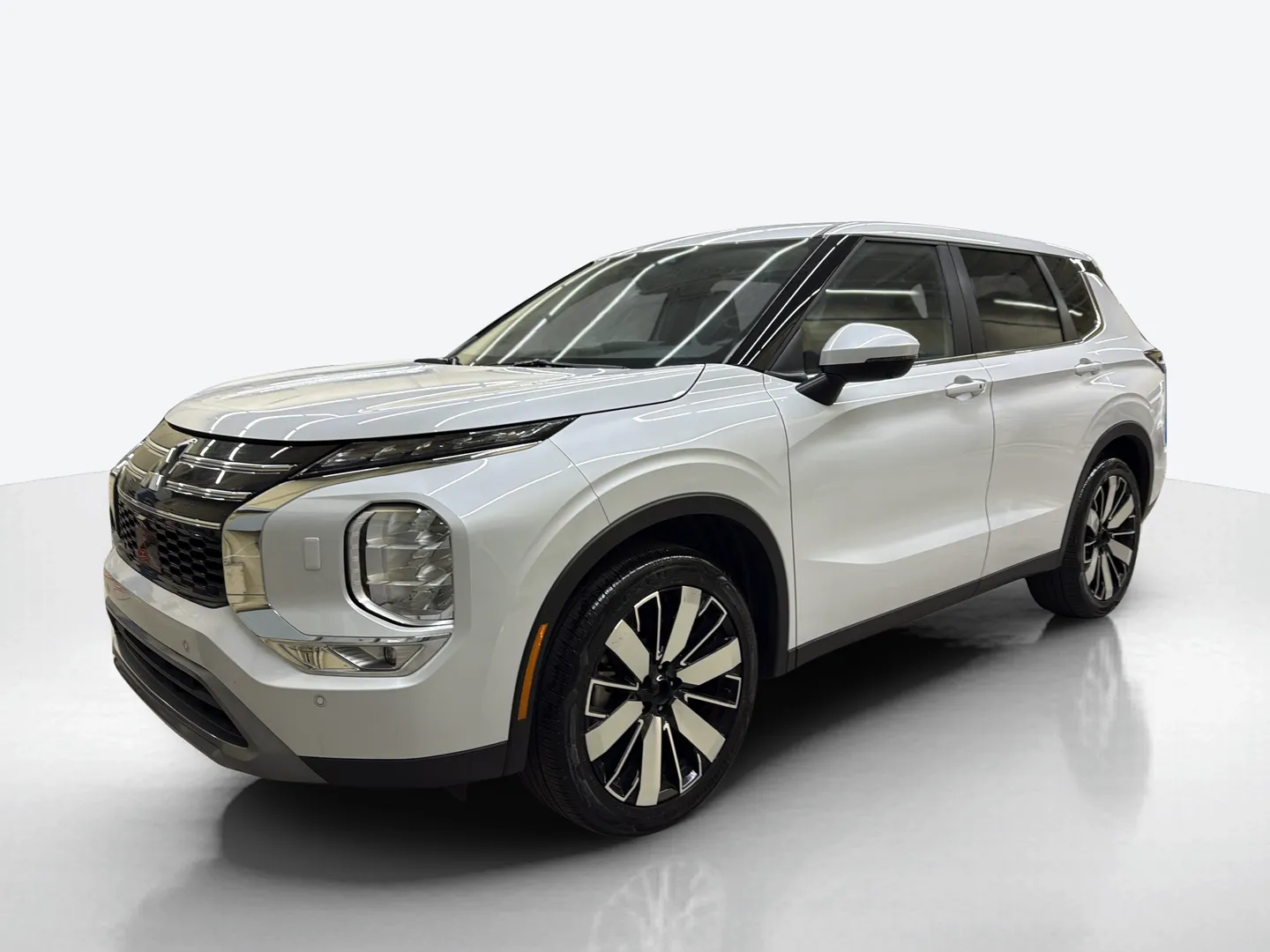 2025 Mitsubishi Outlander — image 1 of 8