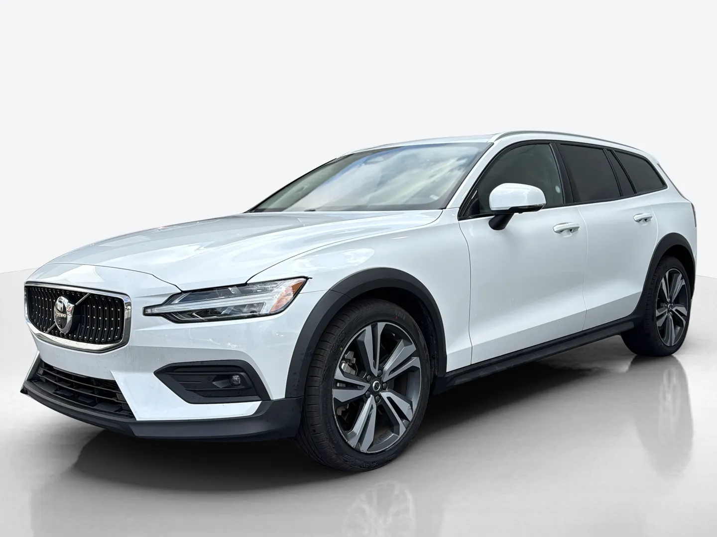2025 Volvo V60 Cross Country — image 1 of 6
