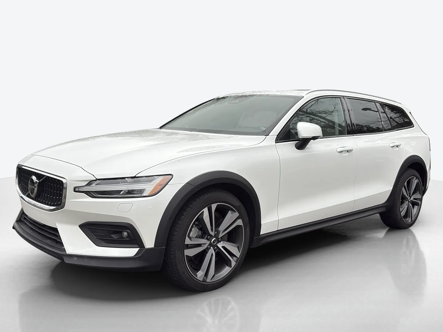 2025 Volvo V60 Cross Country — image 1 of 6