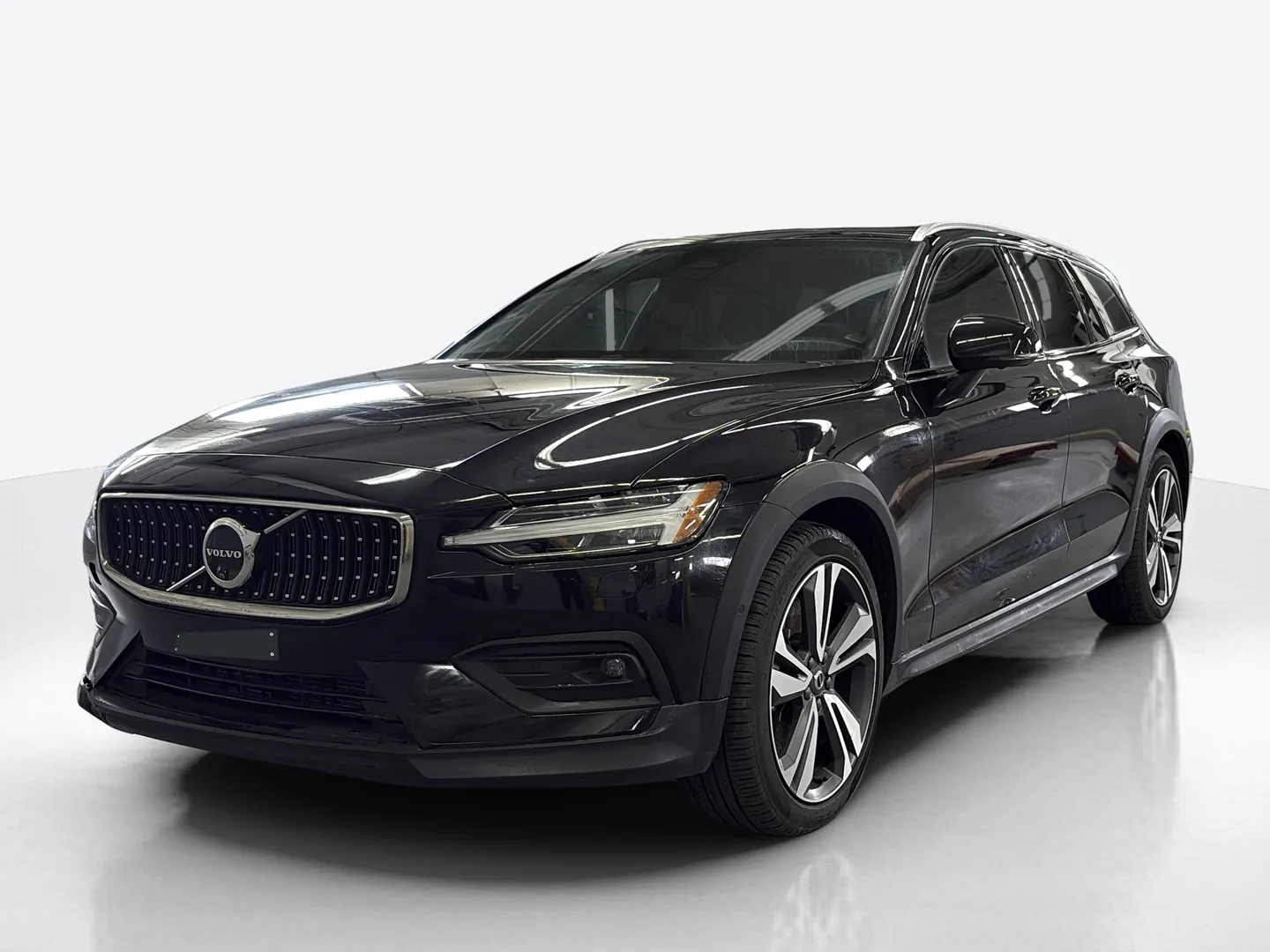 2025 Volvo V60 Cross Country — image 1 of 6
