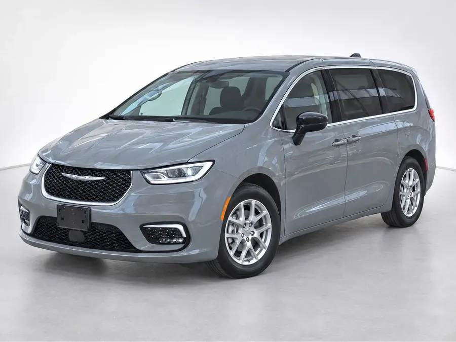 2023 Chrysler Pacifica — image 1 of 9