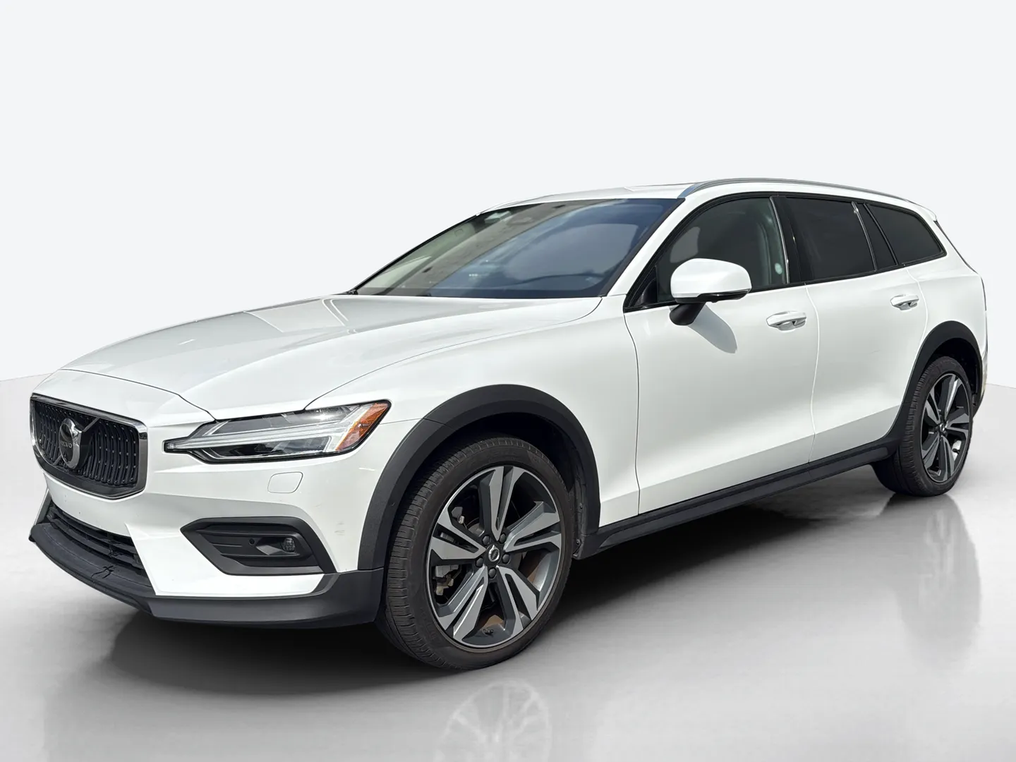 2025 Volvo V60 Cross Country — image 1 of 6