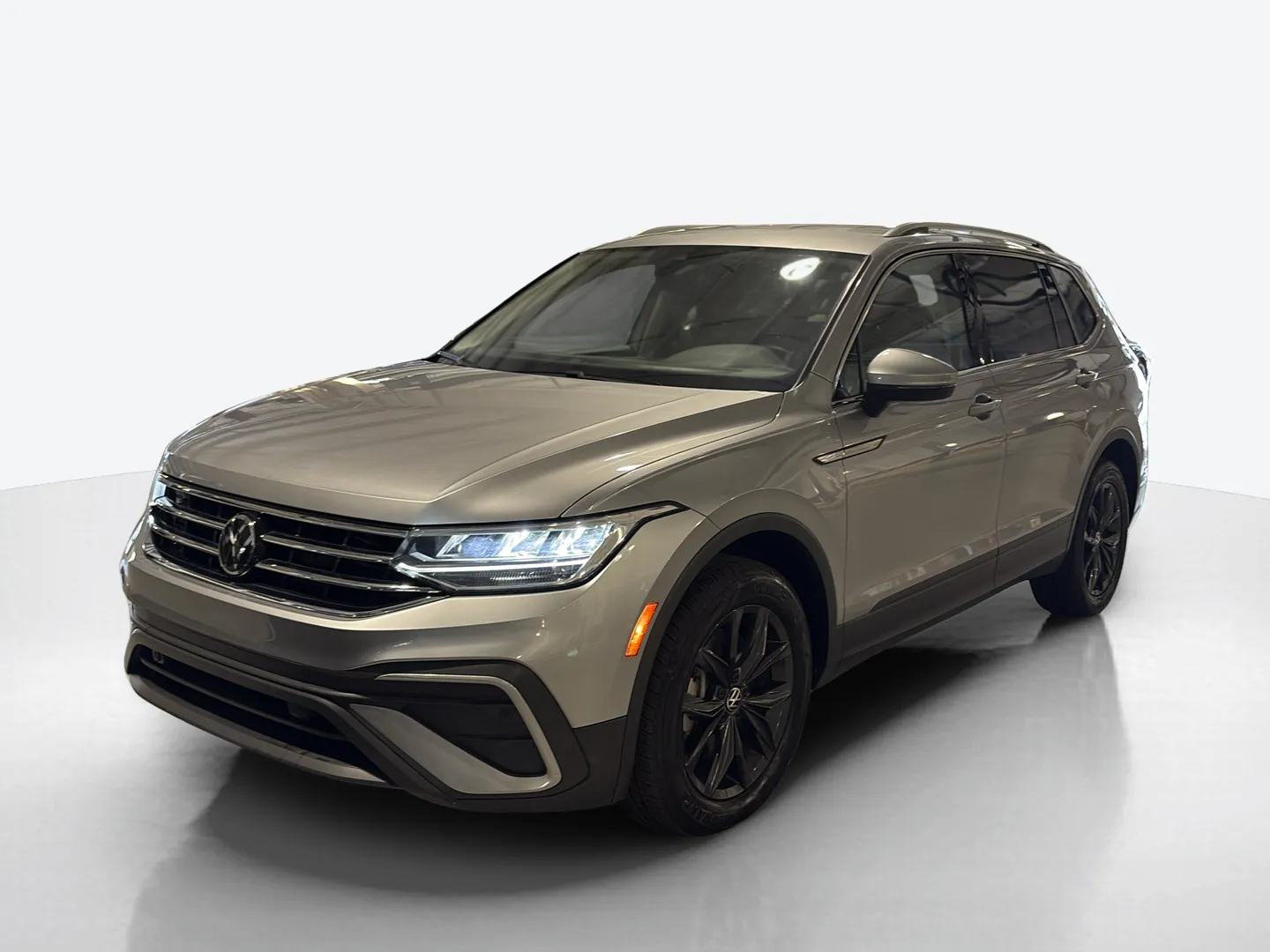 2024 Volkswagen Tiguan — image 1 of 6