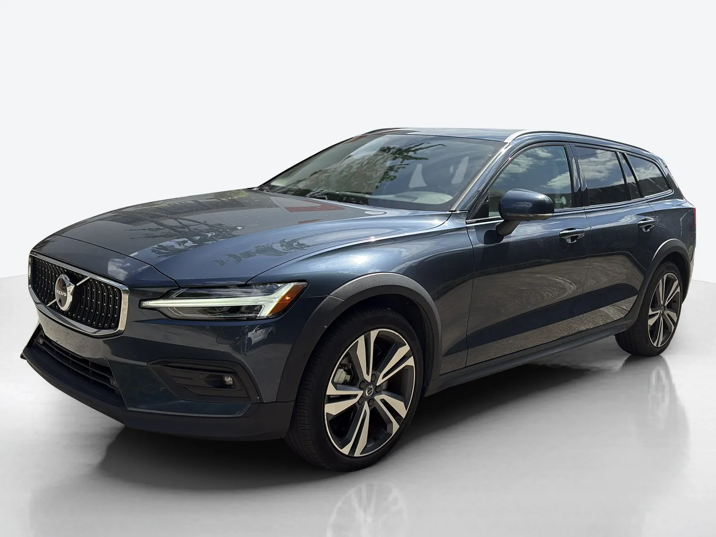 2025 Volvo V60 Cross Country — image 1 of 6