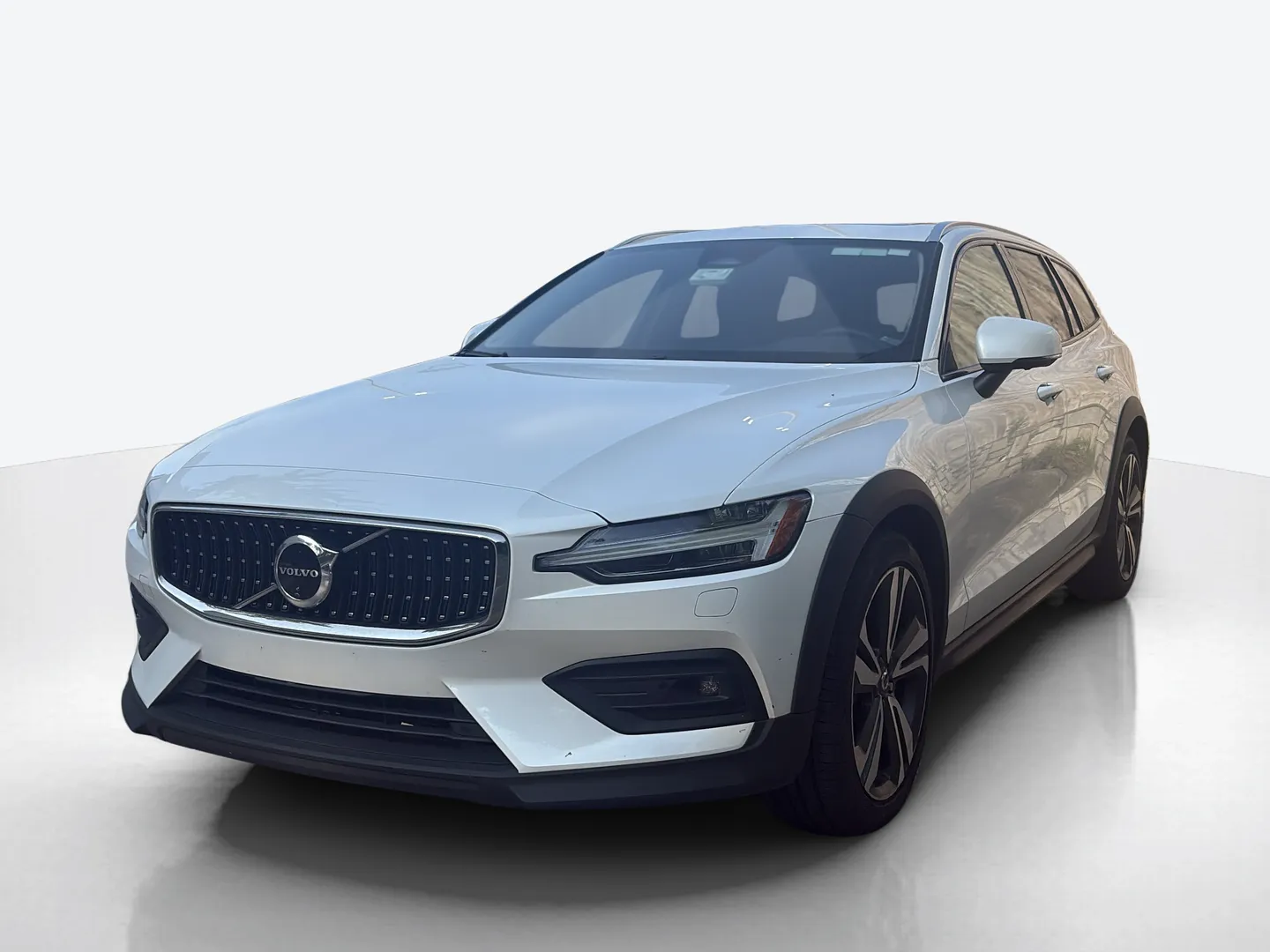 2025 Volvo V60 Cross Country — image 1 of 6