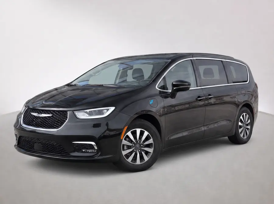 2025 Chrysler Pacifica — image 1 of 9