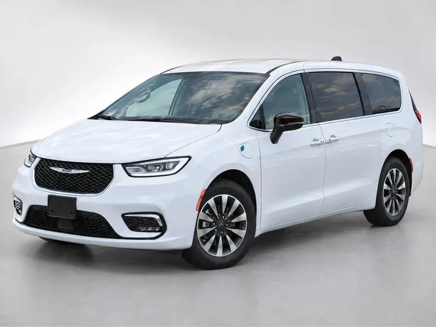 2024 Chrysler Pacifica — image 1 of 9
