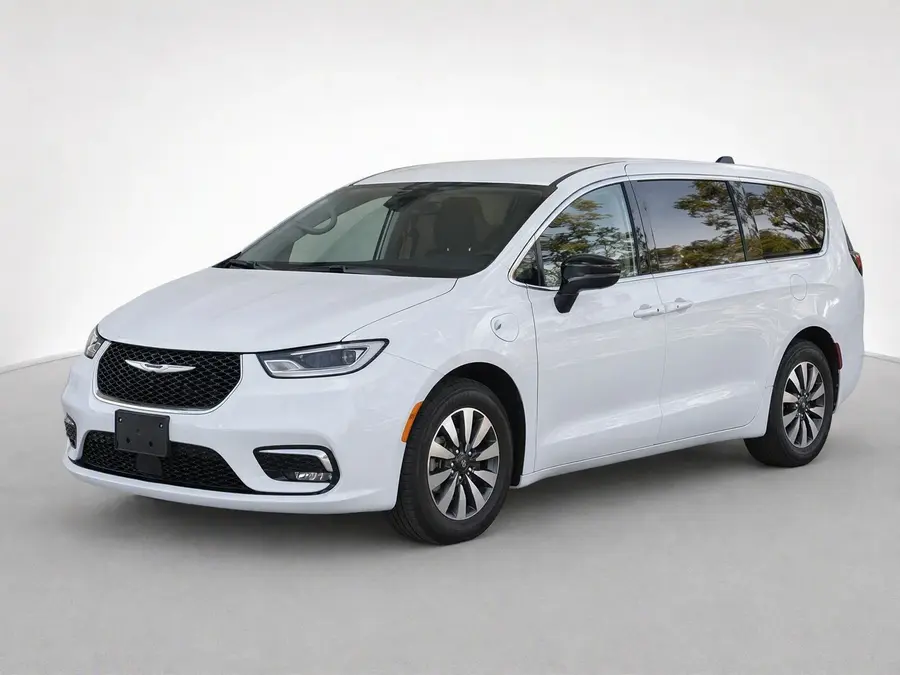 2024 Chrysler Pacifica — image 1 of 9