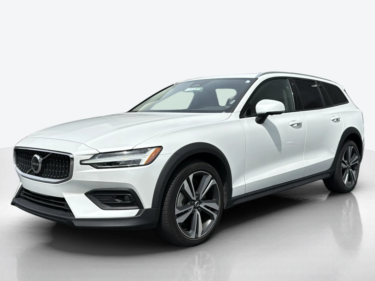 2025 Volvo V60 Cross Country — image 1 of 6