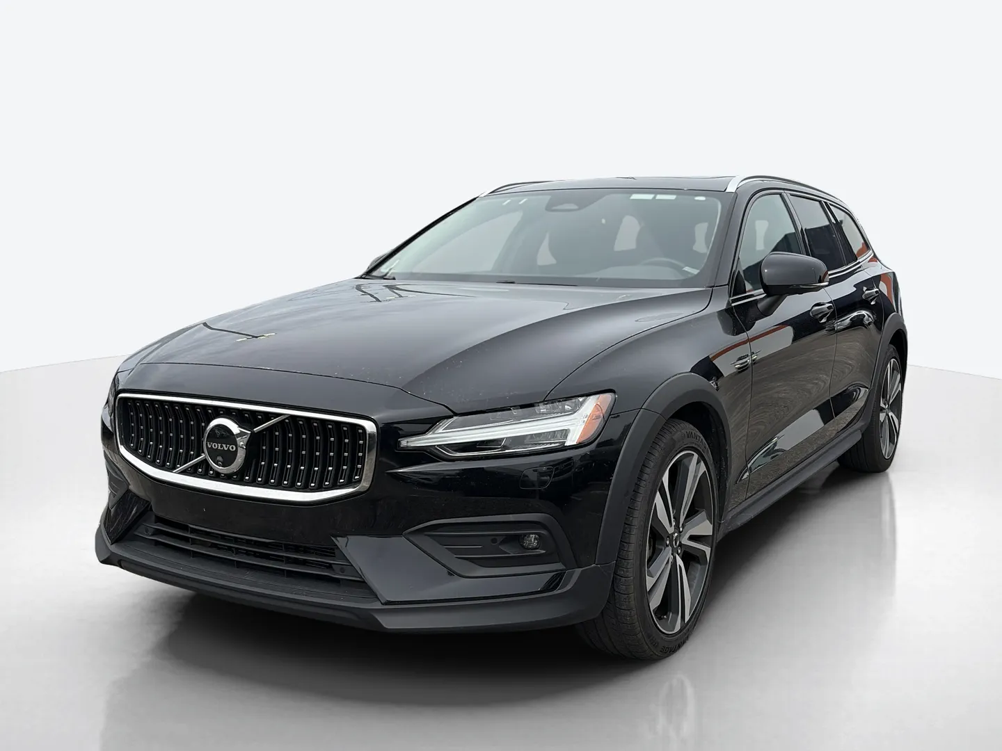 2025 Volvo V60 Cross Country — image 1 of 6