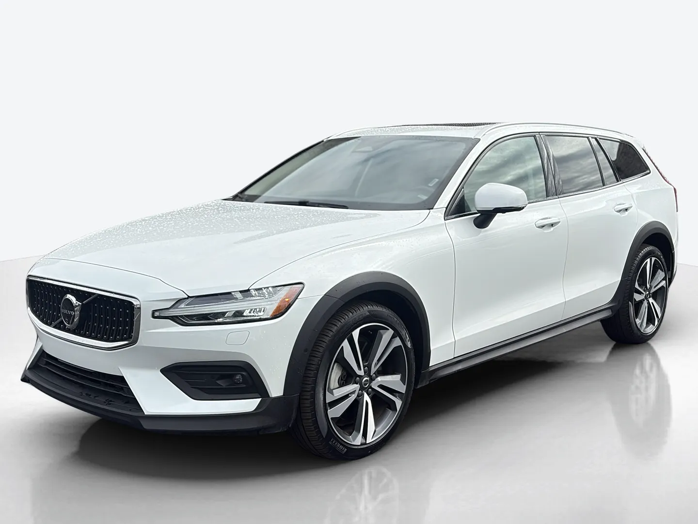 2025 Volvo V60 Cross Country — image 1 of 6