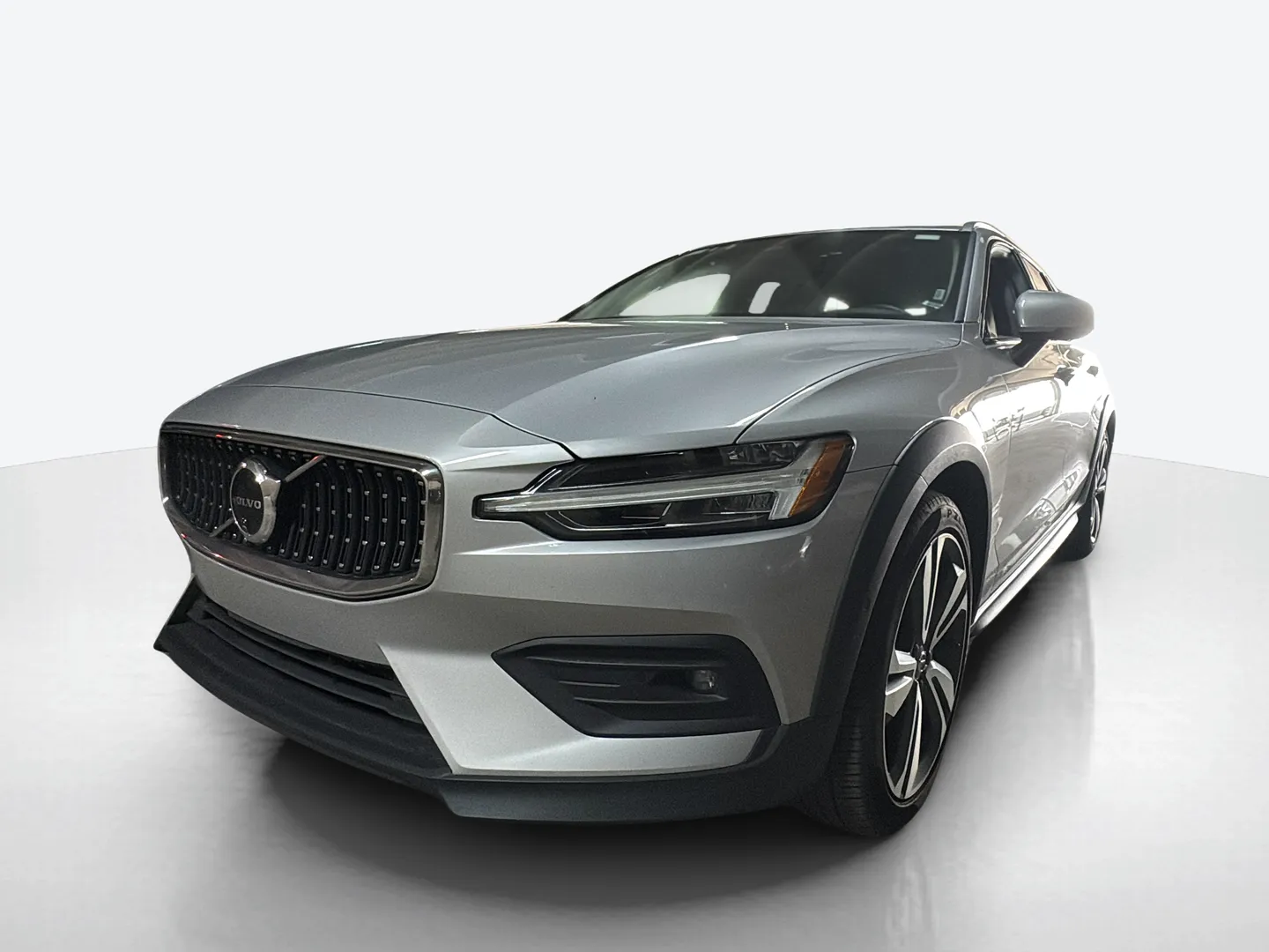 2025 Volvo V60 Cross Country — image 1 of 6
