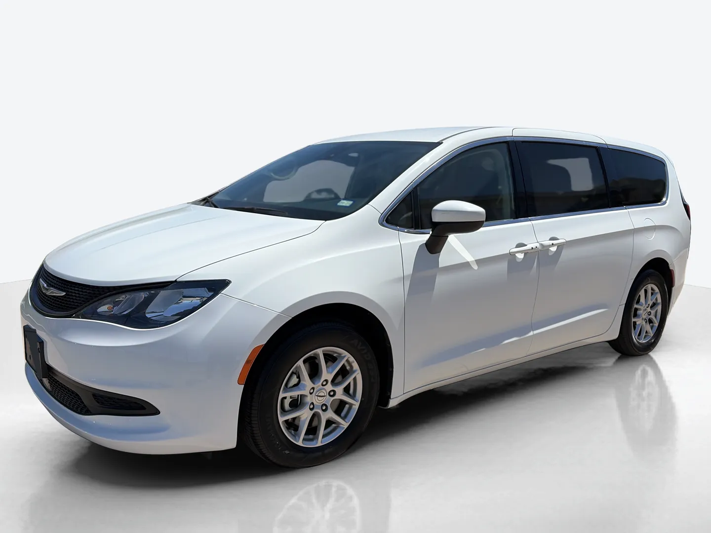 2023 Chrysler Voyager — image 1 of 6