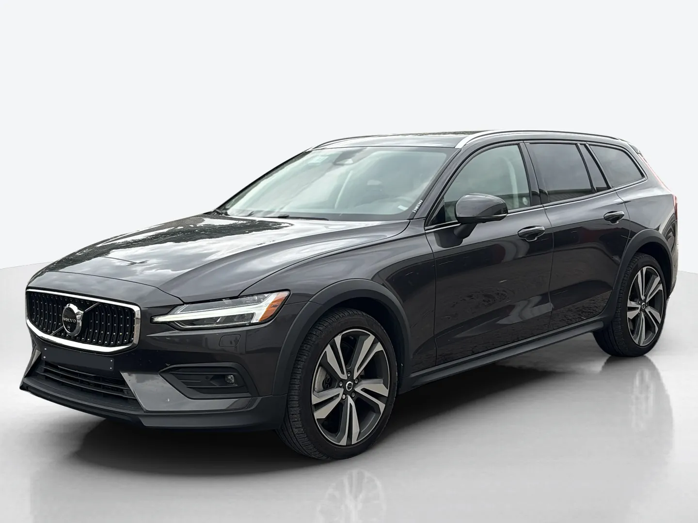 2025 Volvo V60 Cross Country — image 1 of 8