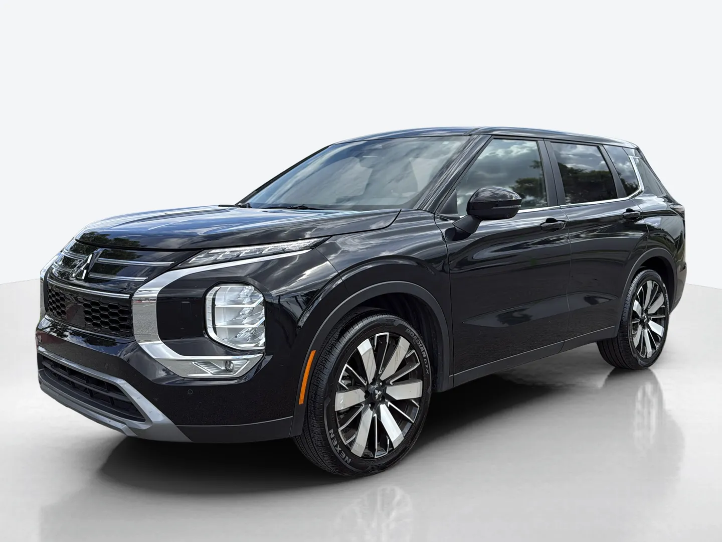 2025 Mitsubishi Outlander — image 1 of 8