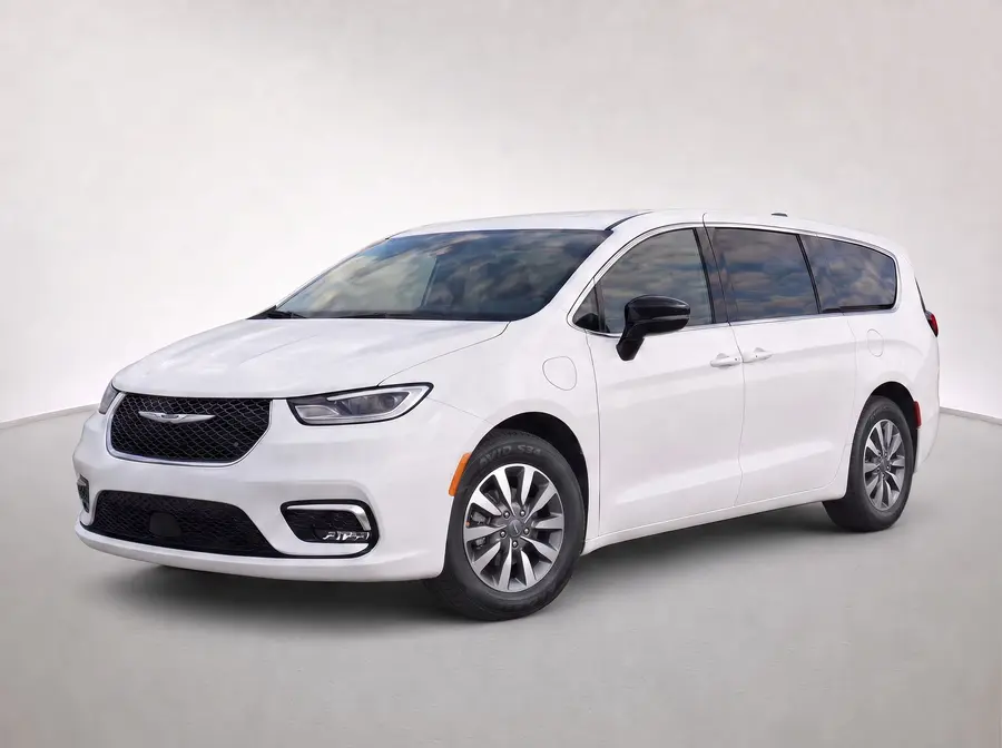 2025 Chrysler Pacifica — image 1 of 9