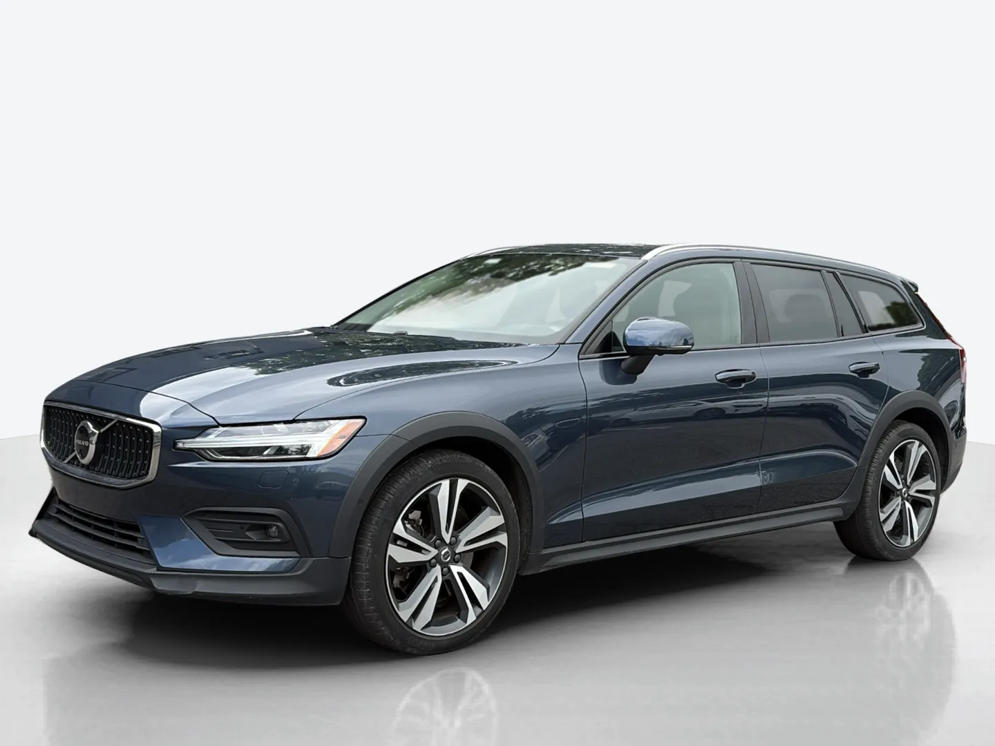 2025 Volvo V60 Cross Country — image 1 of 8