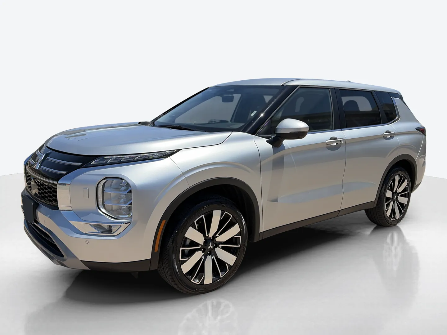2025 Mitsubishi Outlander — image 1 of 8