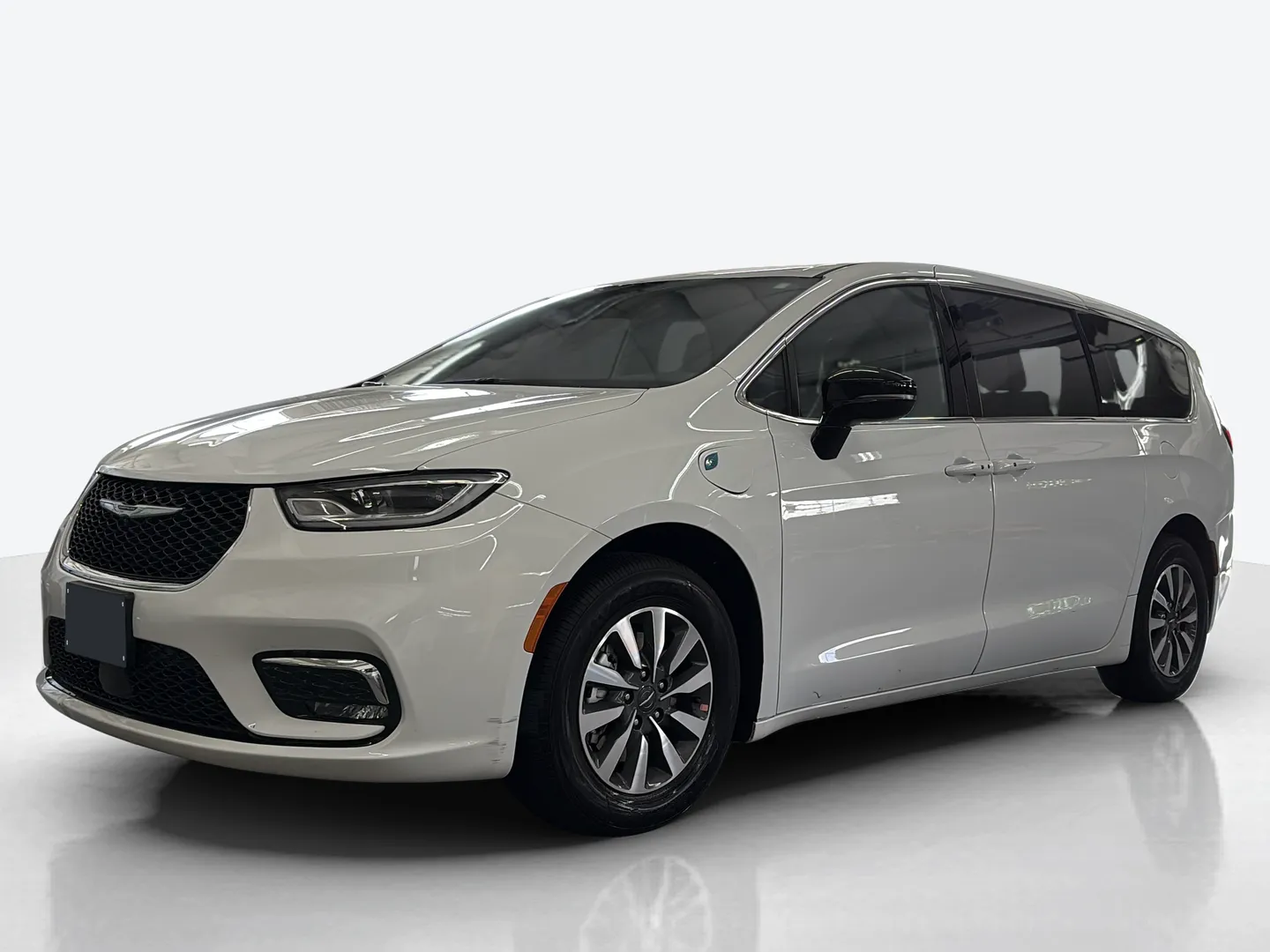 2025 Chrysler Pacifica — image 1 of 8