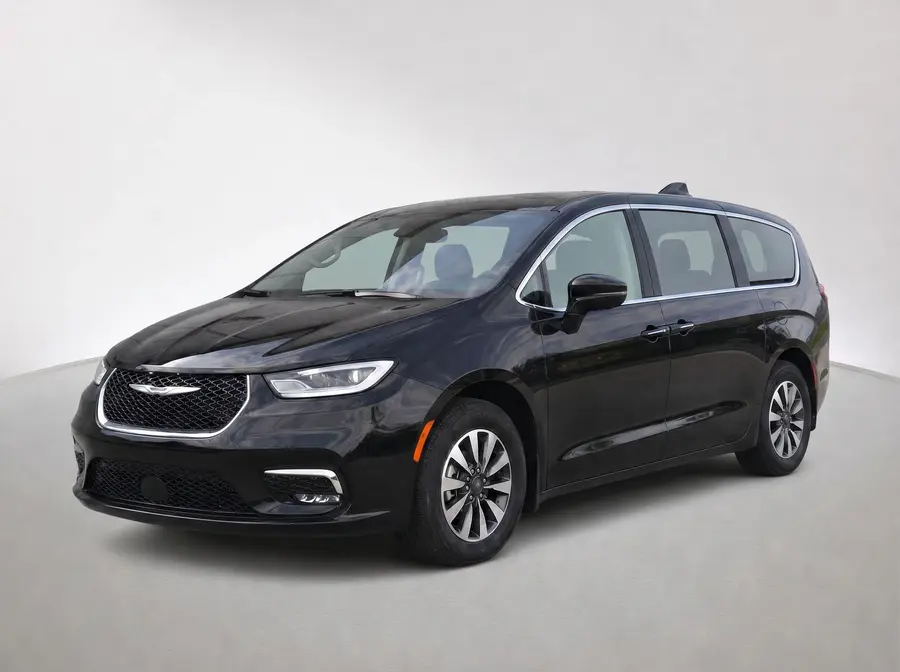 2023 Chrysler Pacifica — image 1 of 9