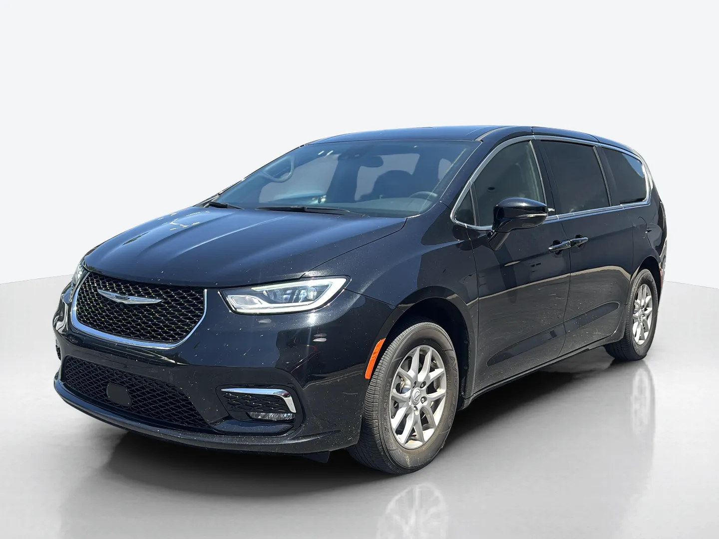 2025 Chrysler Pacifica — image 1 of 8