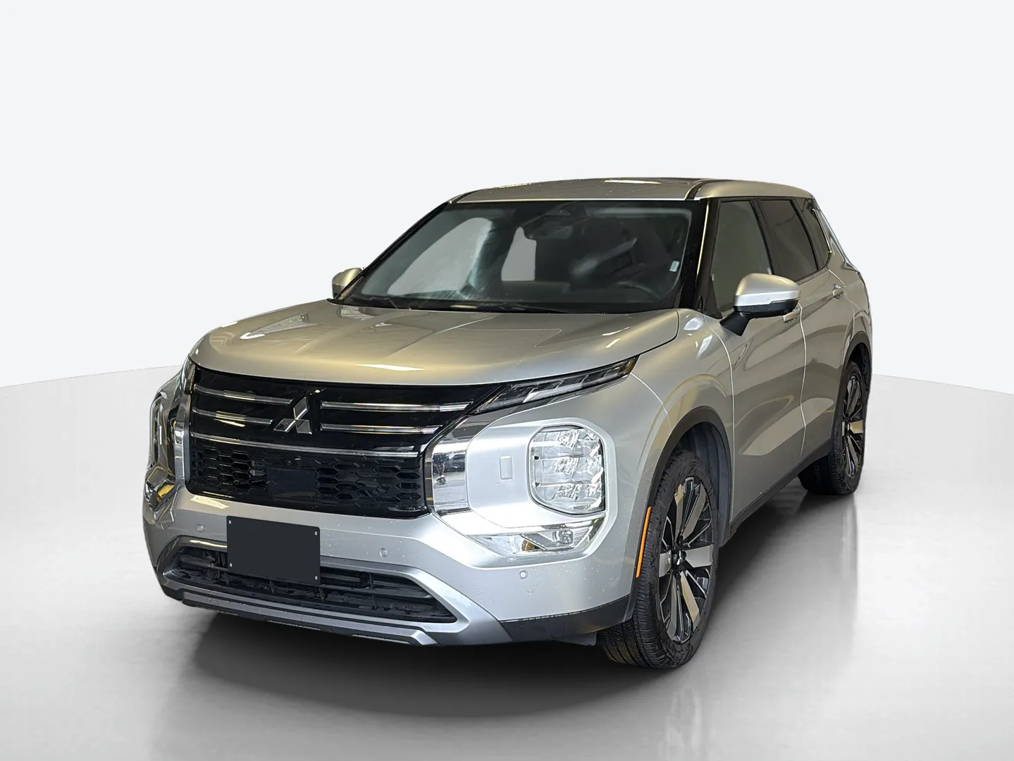 2025 Mitsubishi Outlander — image 1 of 8