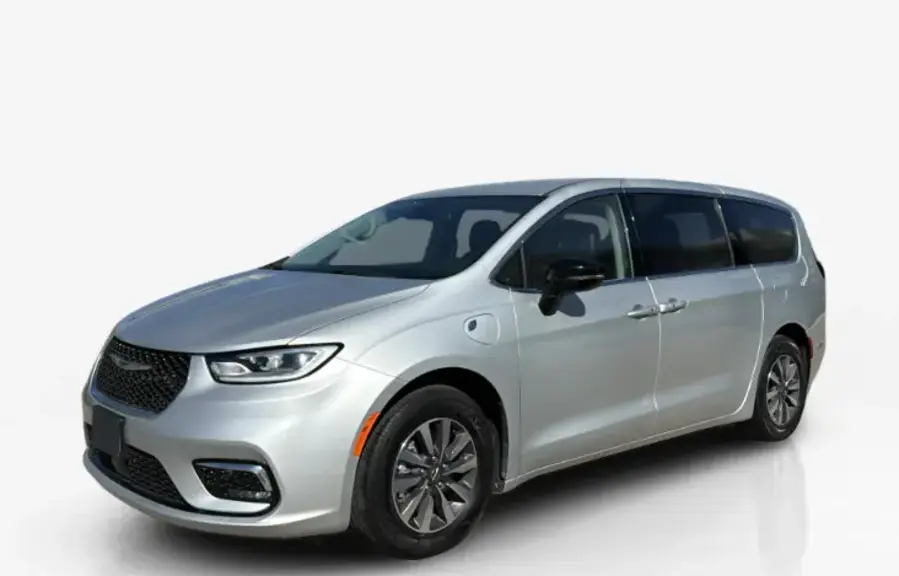 2024 Chrysler Pacifica — image 1 of 8