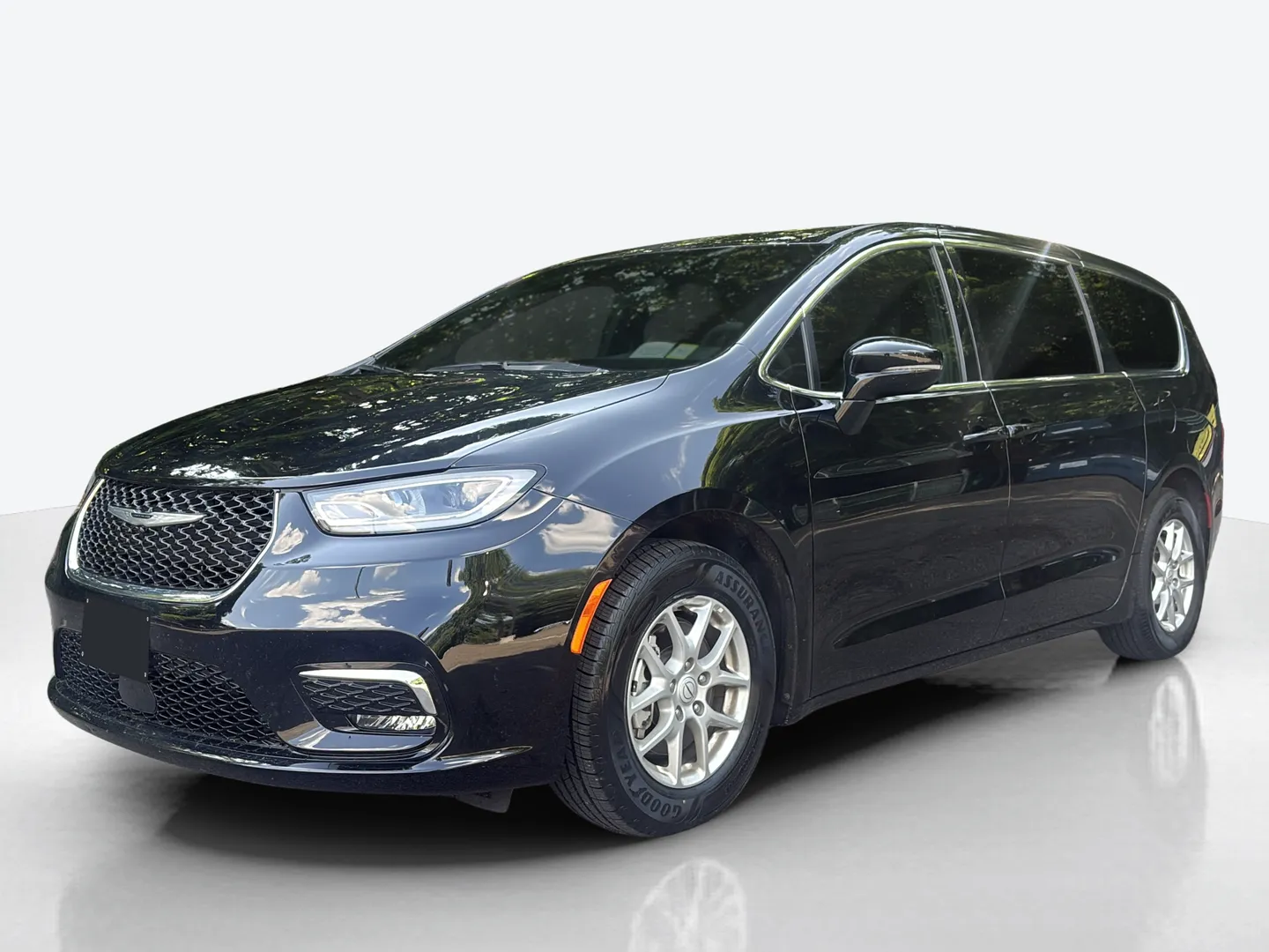 2025 Chrysler Pacifica — image 1 of 8
