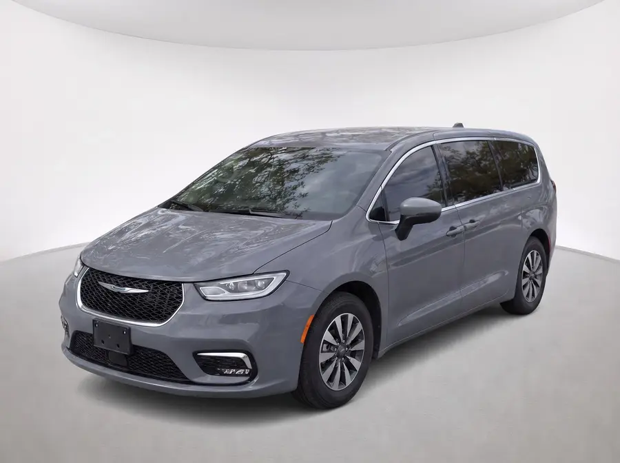 2023 Chrysler Pacifica — image 1 of 9