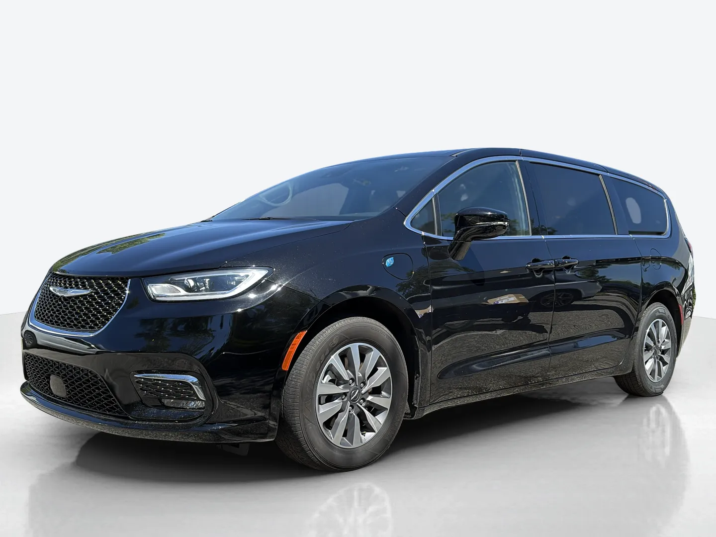 2025 Chrysler Pacifica — image 1 of 8