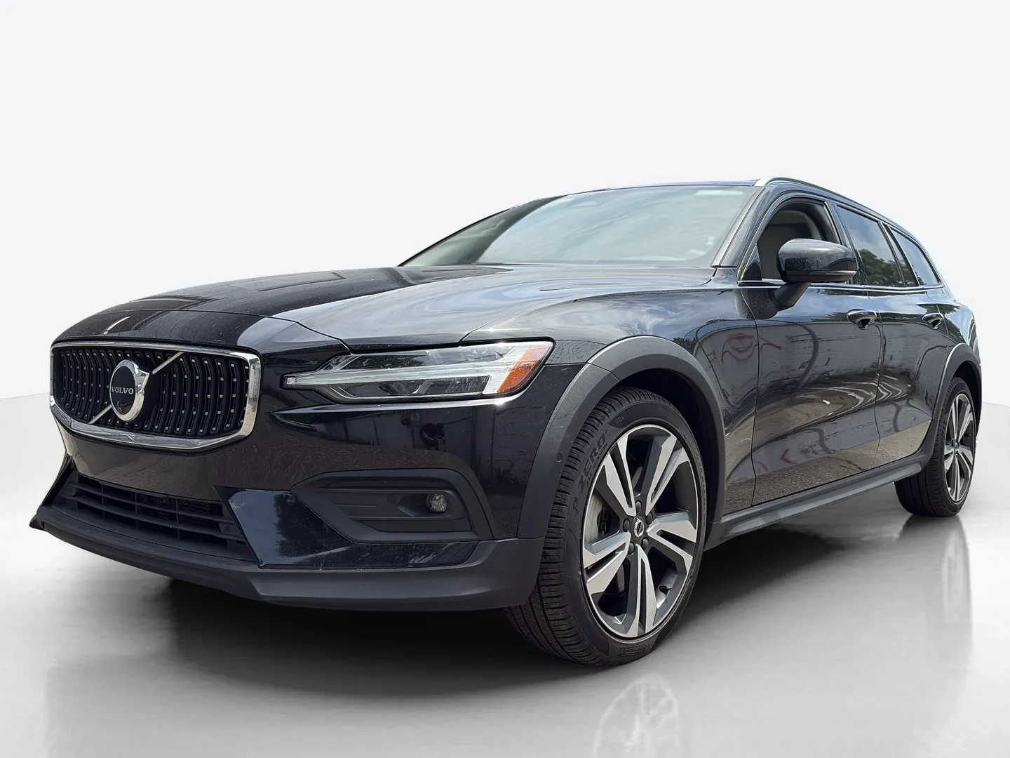 2025 Volvo V60 Cross Country — image 1 of 8