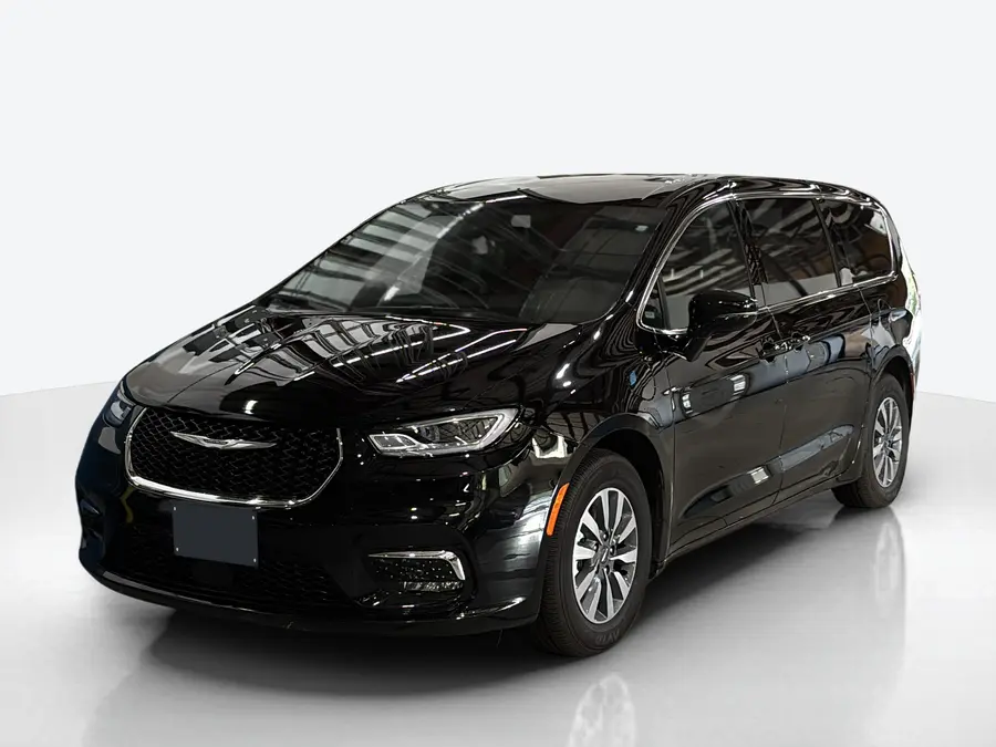 2026 Chrysler Pacifica — image 1 of 8