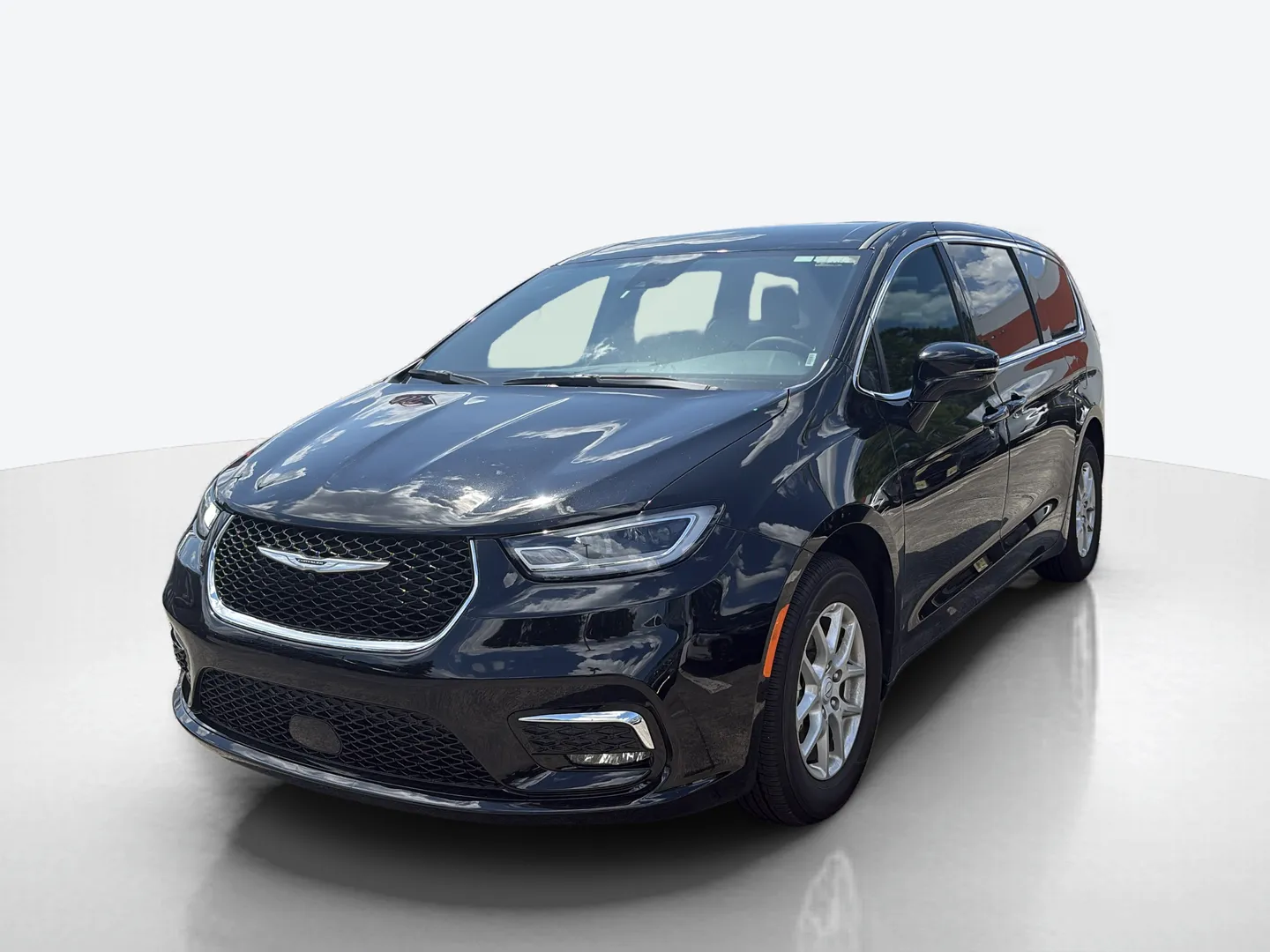 2026 Chrysler Pacifica — image 1 of 8