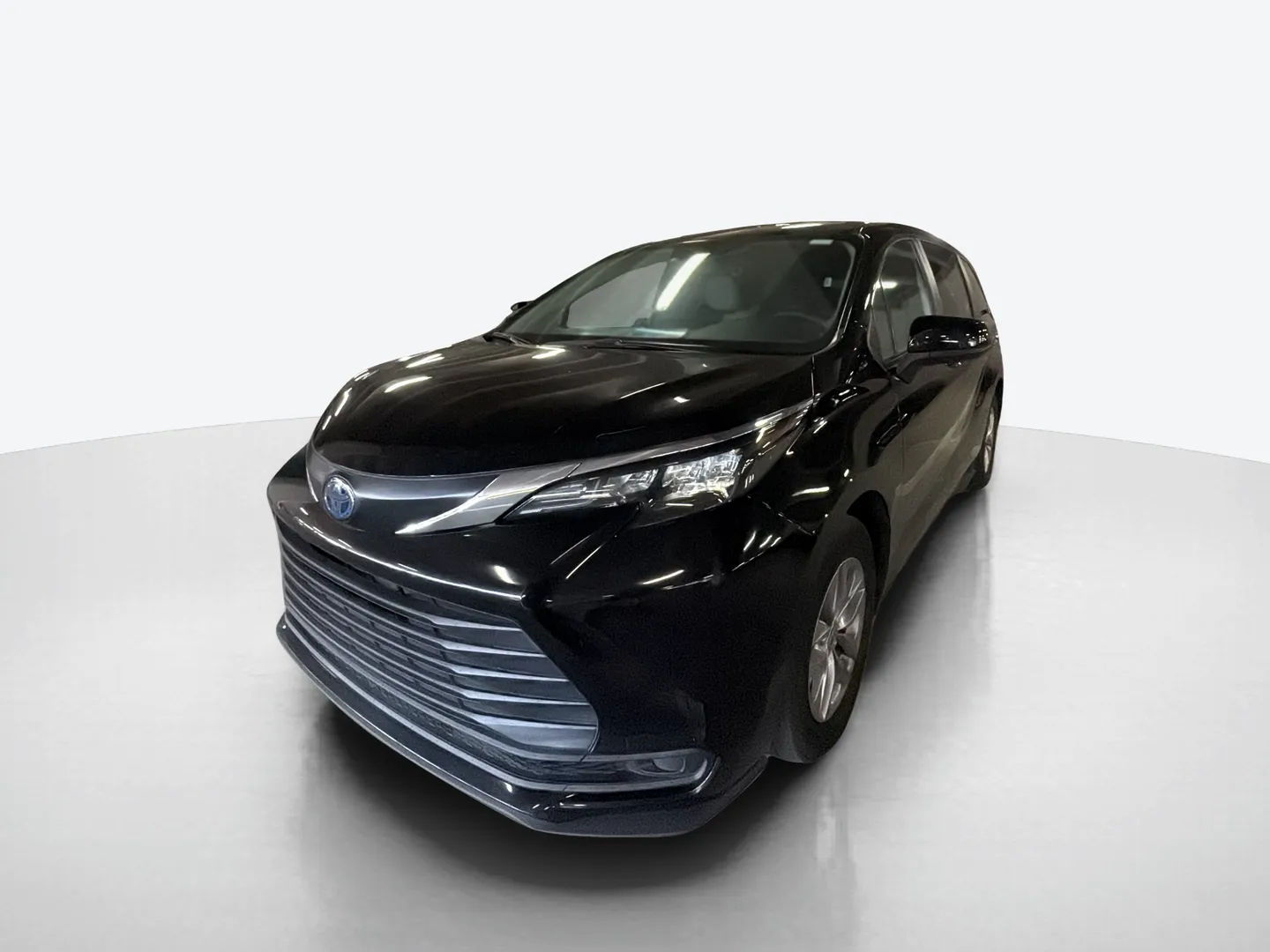 2025 Toyota Sienna — image 1 of 8