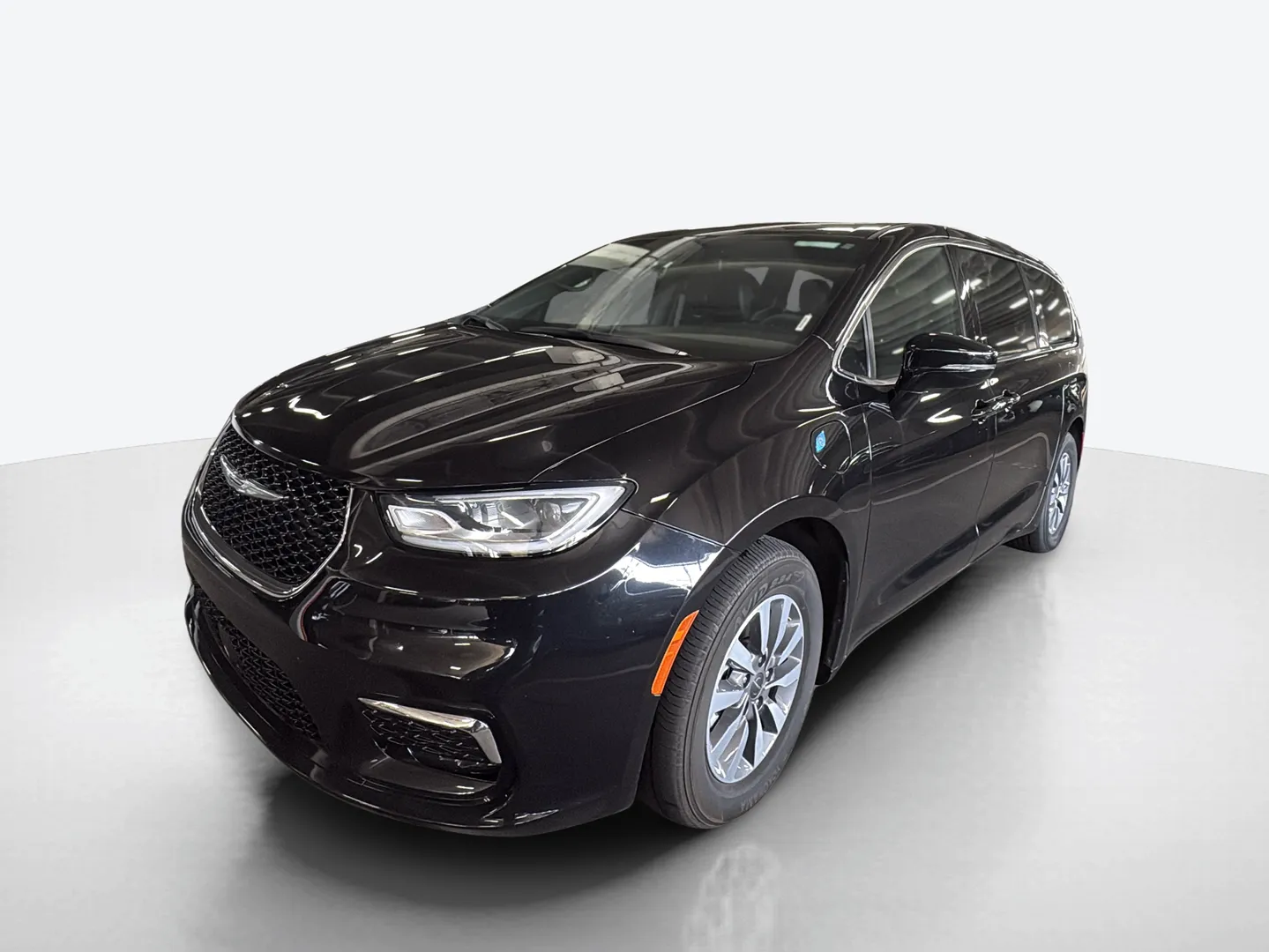 2025 Chrysler Pacifica — image 1 of 8