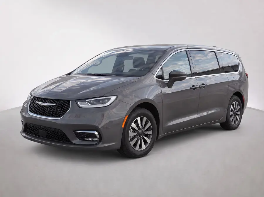 2023 Chrysler Pacifica — image 1 of 9